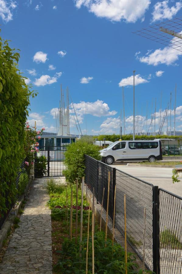 Issa Holiday Home - 3 Min Walk To Beach Kaštela Exterior foto
