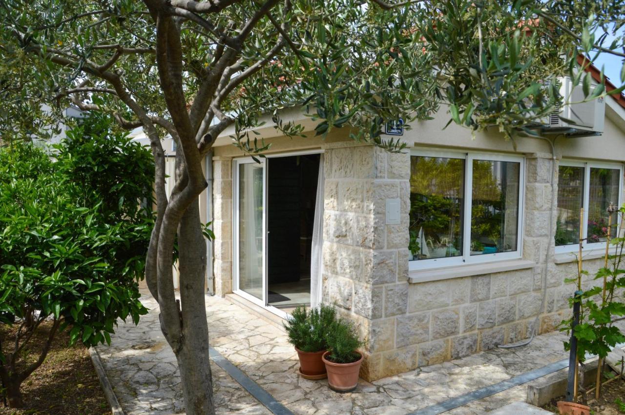 Issa Holiday Home - 3 Min Walk To Beach Kaštela Exterior foto